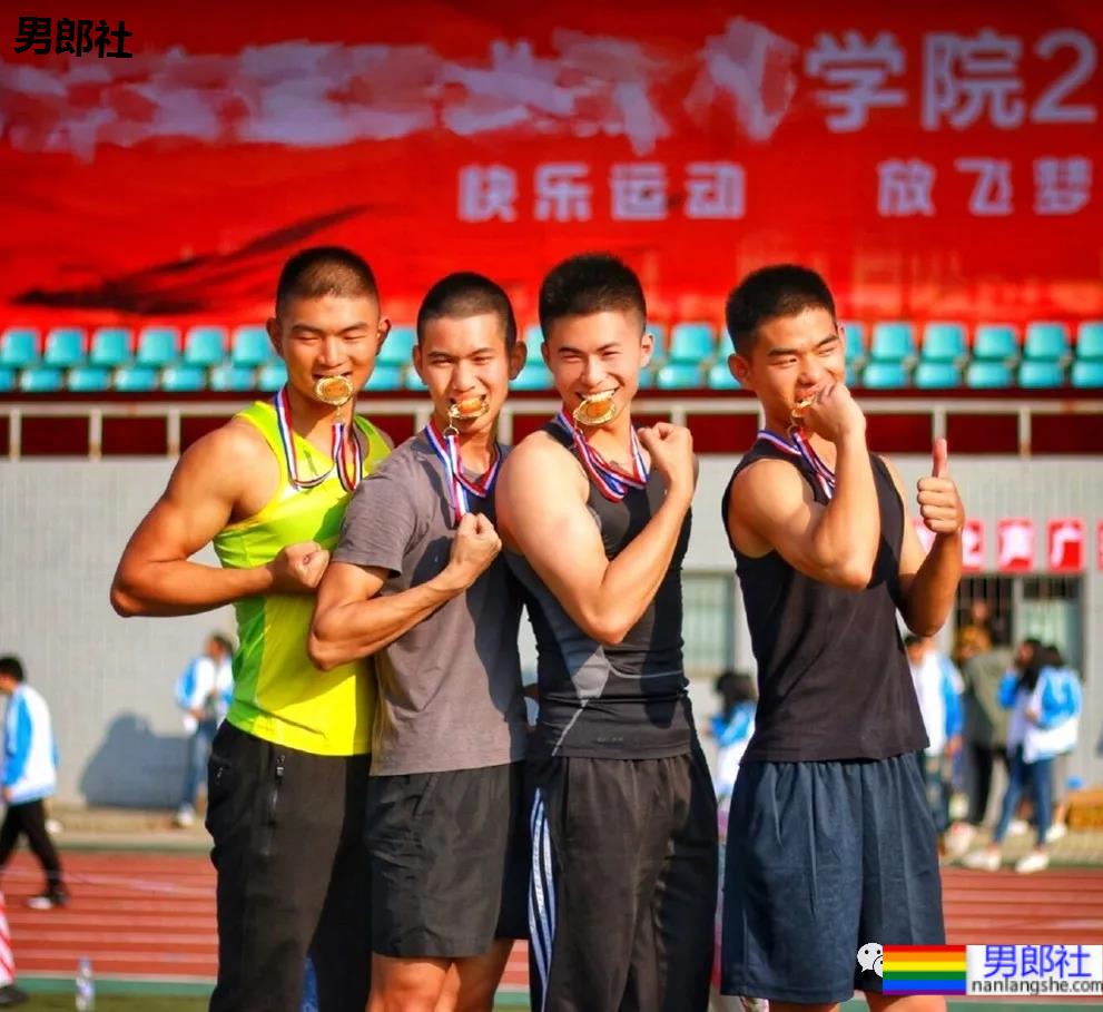 与林丹合照的海军帅小伙被扒到了，退役后小胸肌越练越大了 - 51虹马