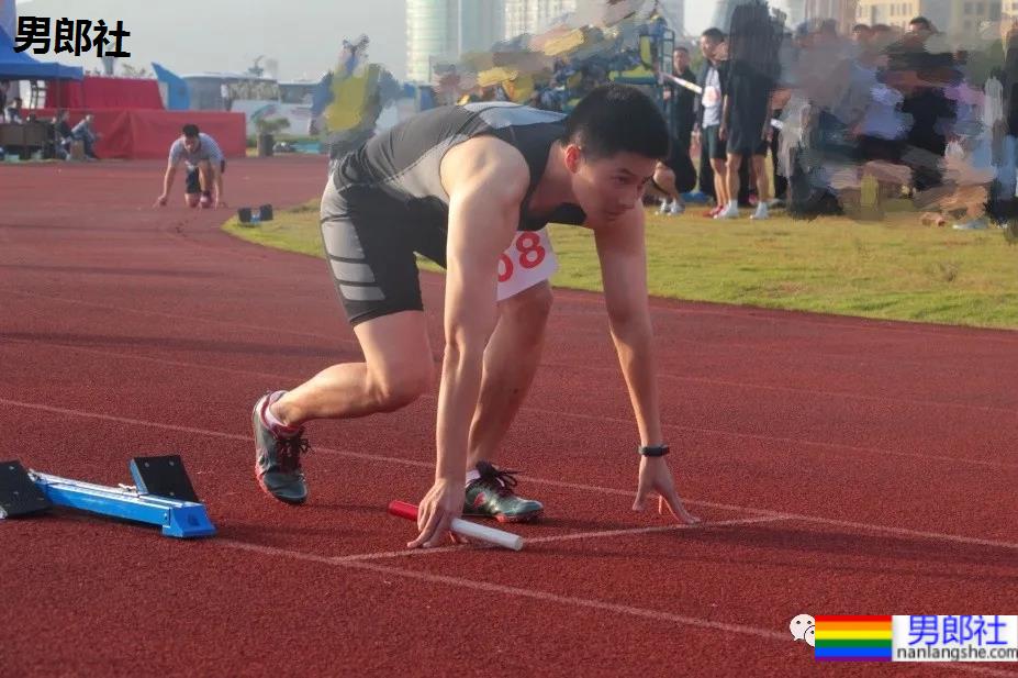 与林丹合照的海军帅小伙被扒到了，退役后小胸肌越练越大了 - 51虹马