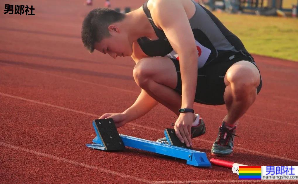 与林丹合照的海军帅小伙被扒到了，退役后小胸肌越练越大了 - 51虹马