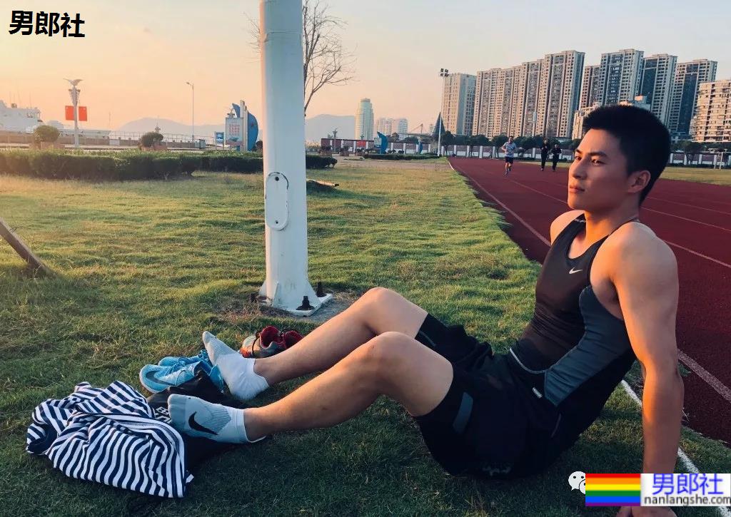 与林丹合照的海军帅小伙被扒到了，退役后小胸肌越练越大了 - 51虹马