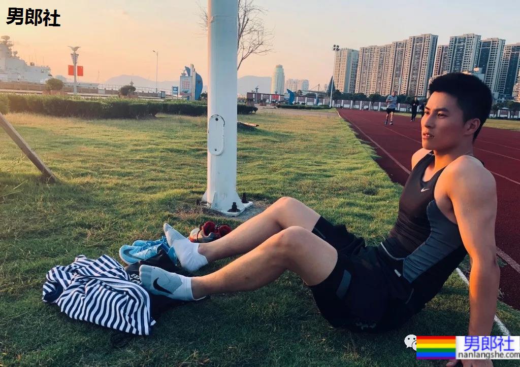 与林丹合照的海军帅小伙被扒到了，退役后小胸肌越练越大了 - 51虹马