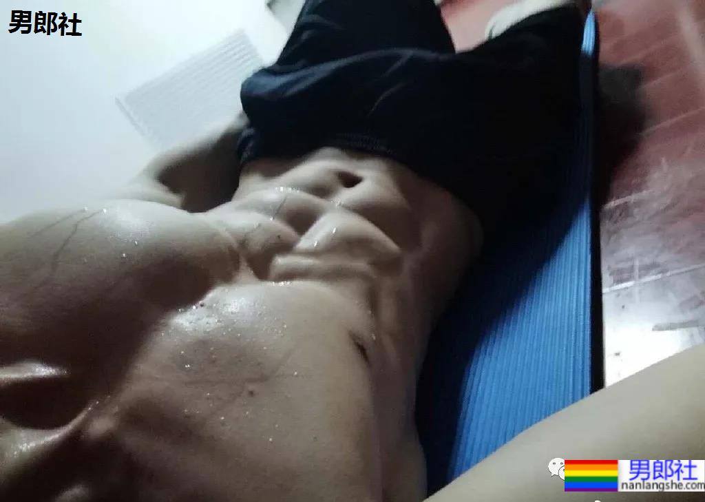 与林丹合照的海军帅小伙被扒到了，退役后小胸肌越练越大了 - 51虹马