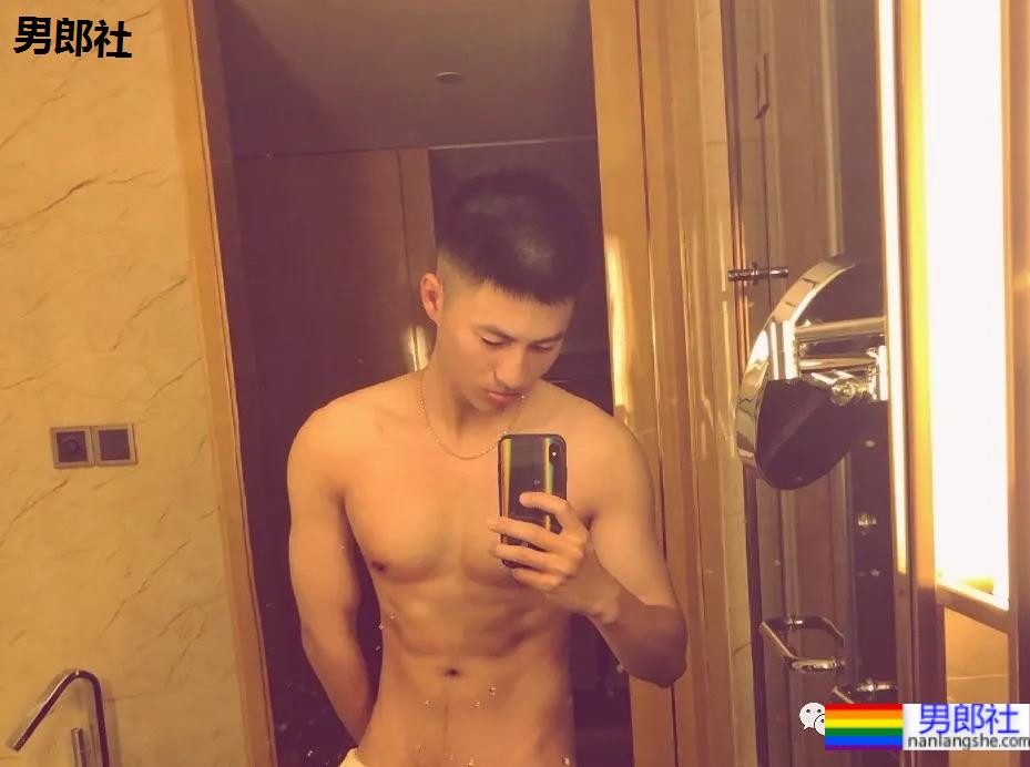 与林丹合照的海军帅小伙被扒到了，退役后小胸肌越练越大了 - 51虹马