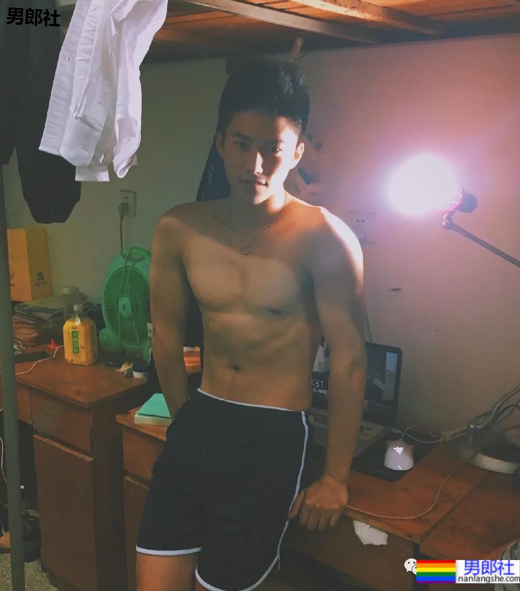 与林丹合照的海军帅小伙被扒到了，退役后小胸肌越练越大了 - 51虹马