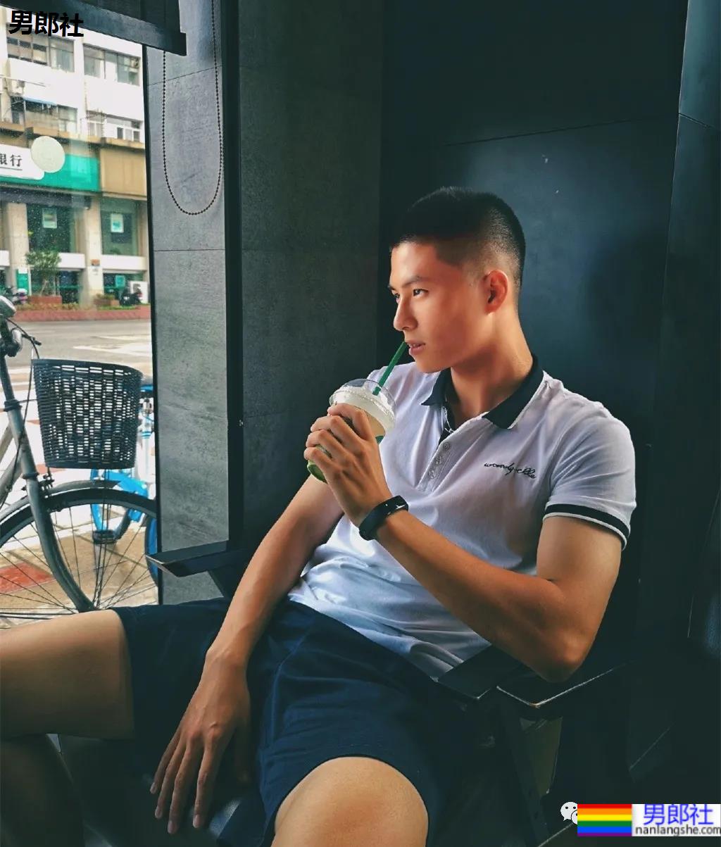 与林丹合照的海军帅小伙被扒到了，退役后小胸肌越练越大了 - 51虹马