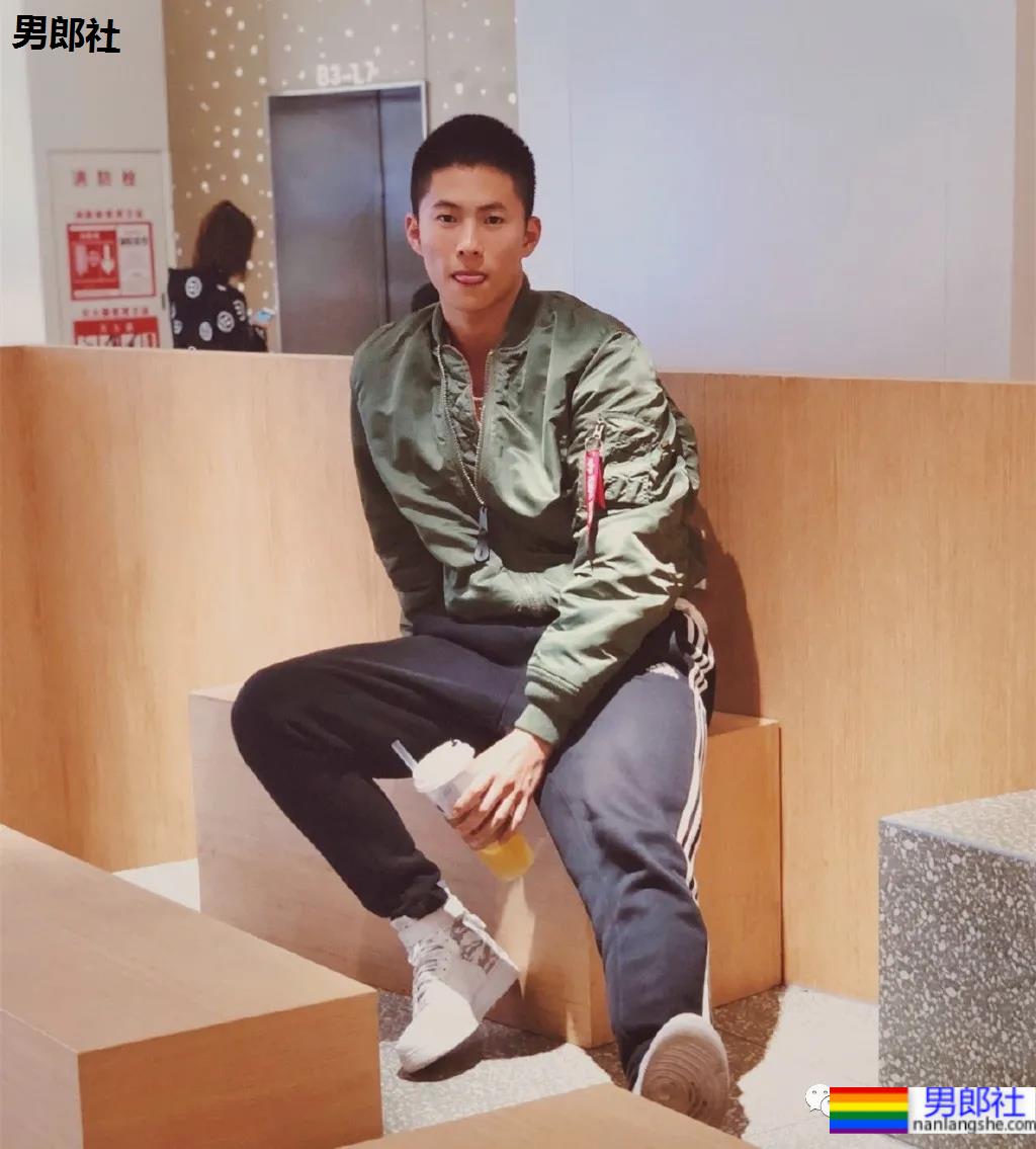 与林丹合照的海军帅小伙被扒到了，退役后小胸肌越练越大了 - 51虹马