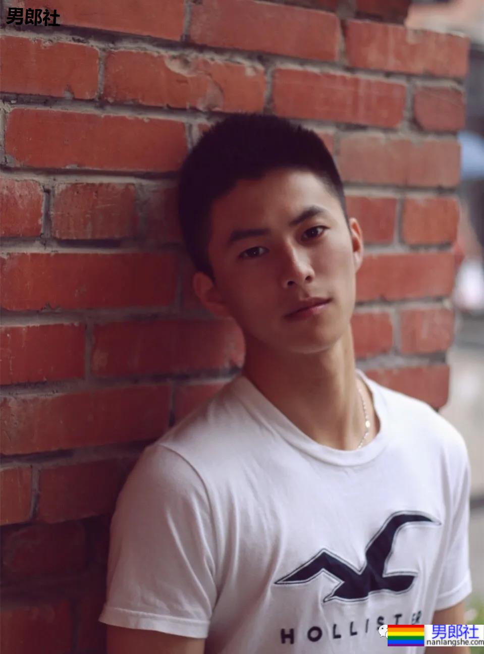 与林丹合照的海军帅小伙被扒到了，退役后小胸肌越练越大了 - 51虹马