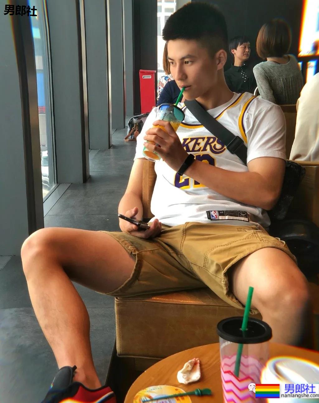 与林丹合照的海军帅小伙被扒到了，退役后小胸肌越练越大了 - 51虹马