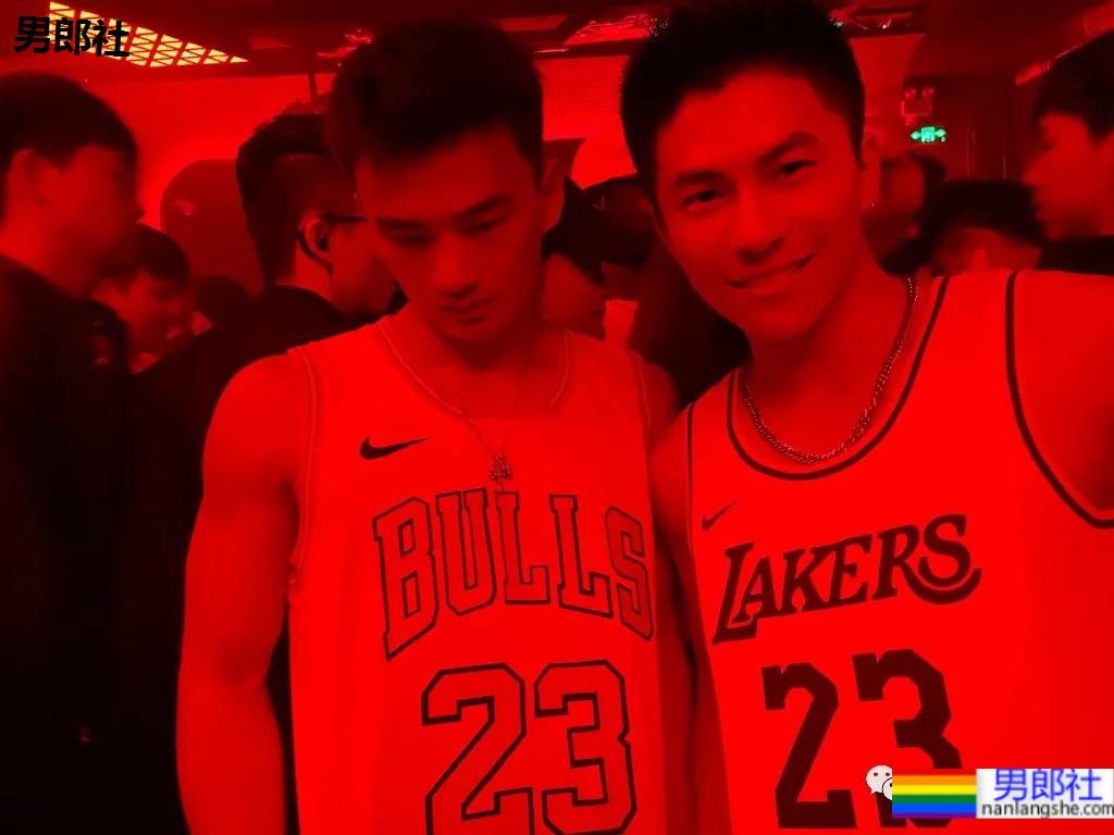 与林丹合照的海军帅小伙被扒到了，退役后小胸肌越练越大了 - 51虹马