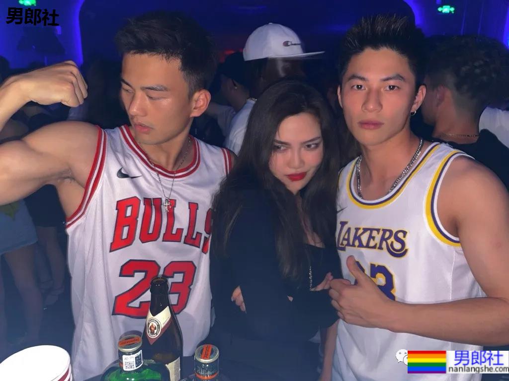 与林丹合照的海军帅小伙被扒到了，退役后小胸肌越练越大了 - 51虹马