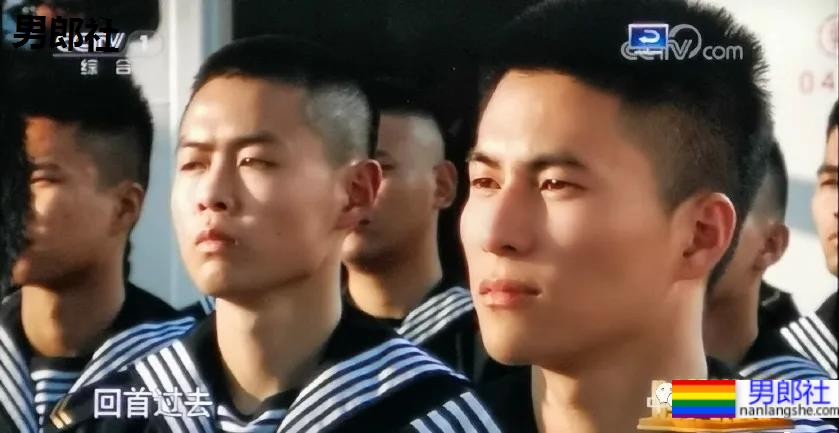 与林丹合照的海军帅小伙被扒到了，退役后小胸肌越练越大了 - 51虹马