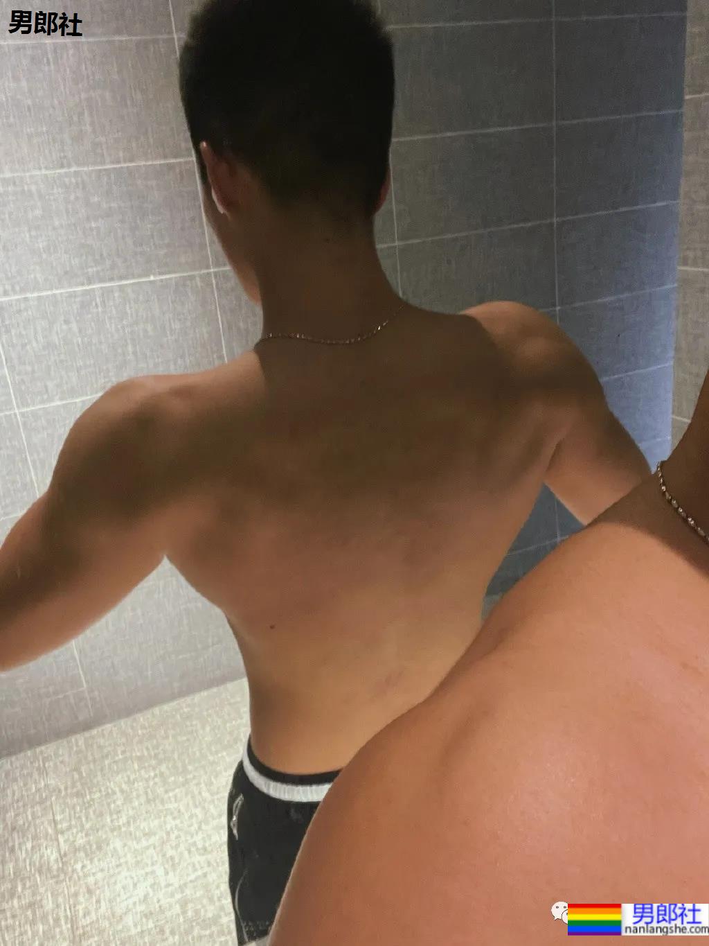 与林丹合照的海军帅小伙被扒到了，退役后小胸肌越练越大了 - 51虹马