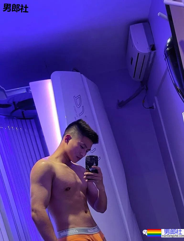 与林丹合照的海军帅小伙被扒到了，退役后小胸肌越练越大了 - 51虹马