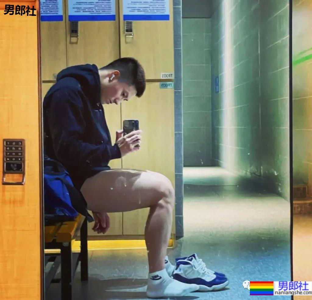 与林丹合照的海军帅小伙被扒到了，退役后小胸肌越练越大了 - 51虹马