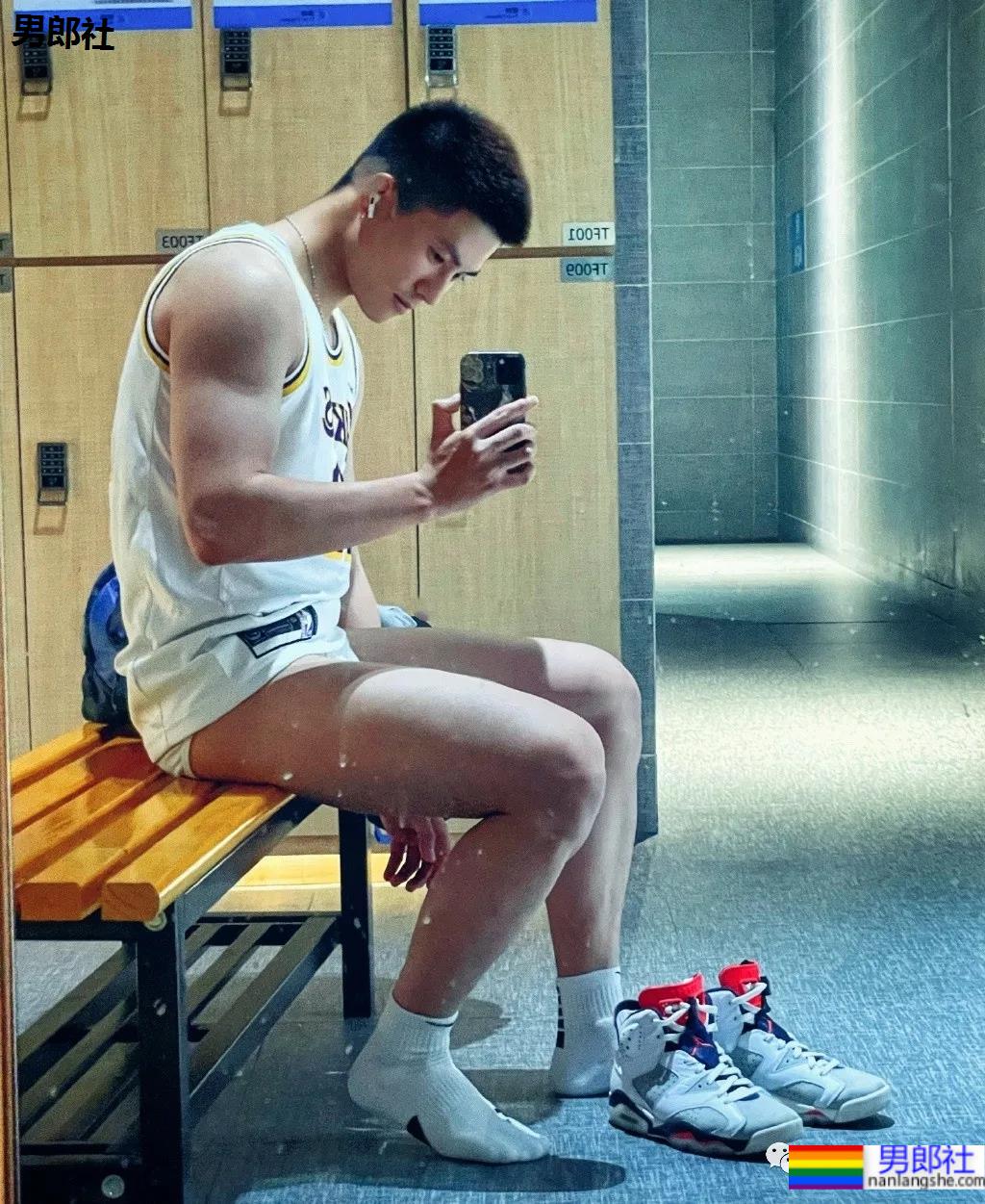 与林丹合照的海军帅小伙被扒到了，退役后小胸肌越练越大了 - 51虹马