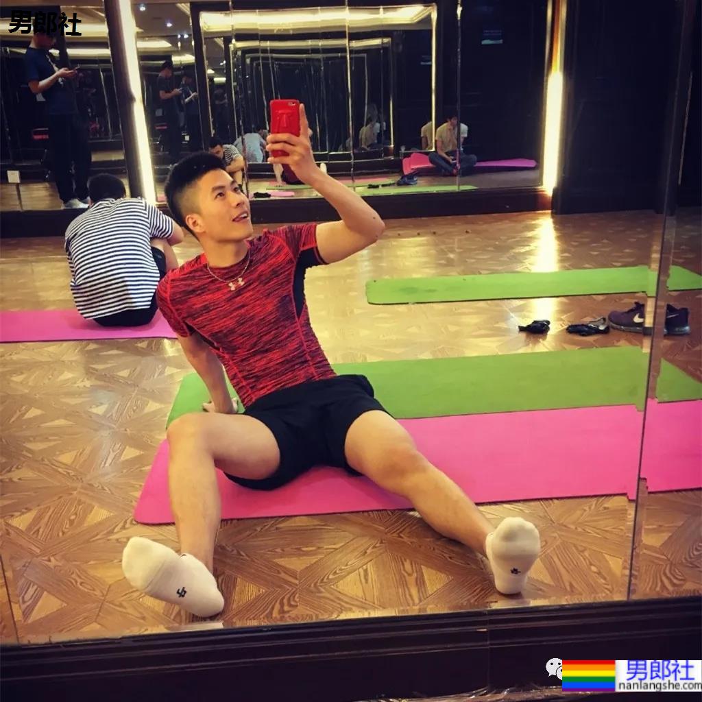 与林丹合照的海军帅小伙被扒到了，退役后小胸肌越练越大了 - 51虹马