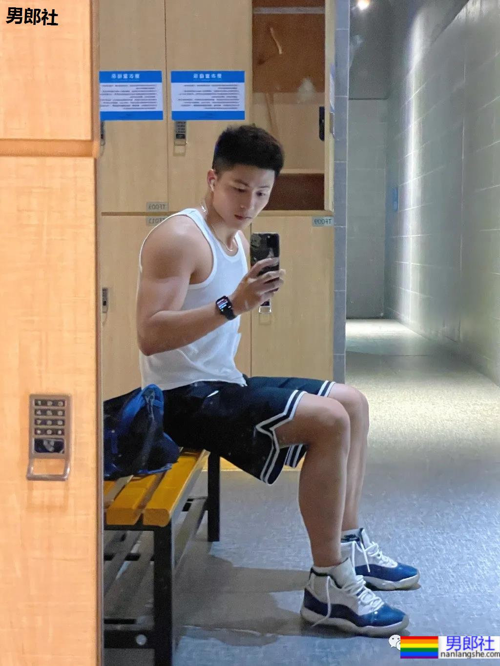 与林丹合照的海军帅小伙被扒到了，退役后小胸肌越练越大了 - 51虹马