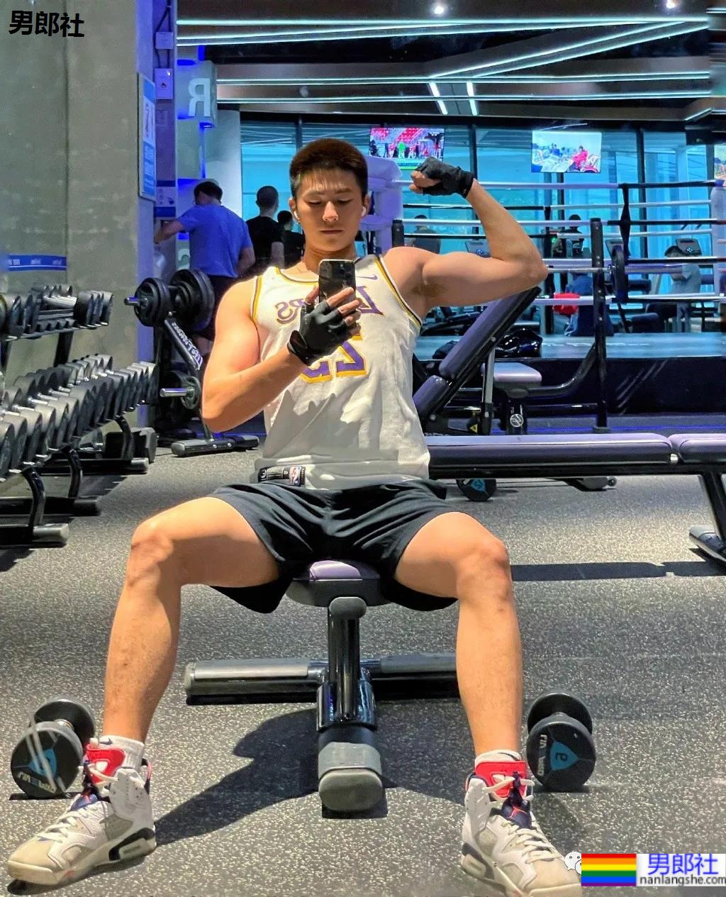 与林丹合照的海军帅小伙被扒到了，退役后小胸肌越练越大了 - 51虹马