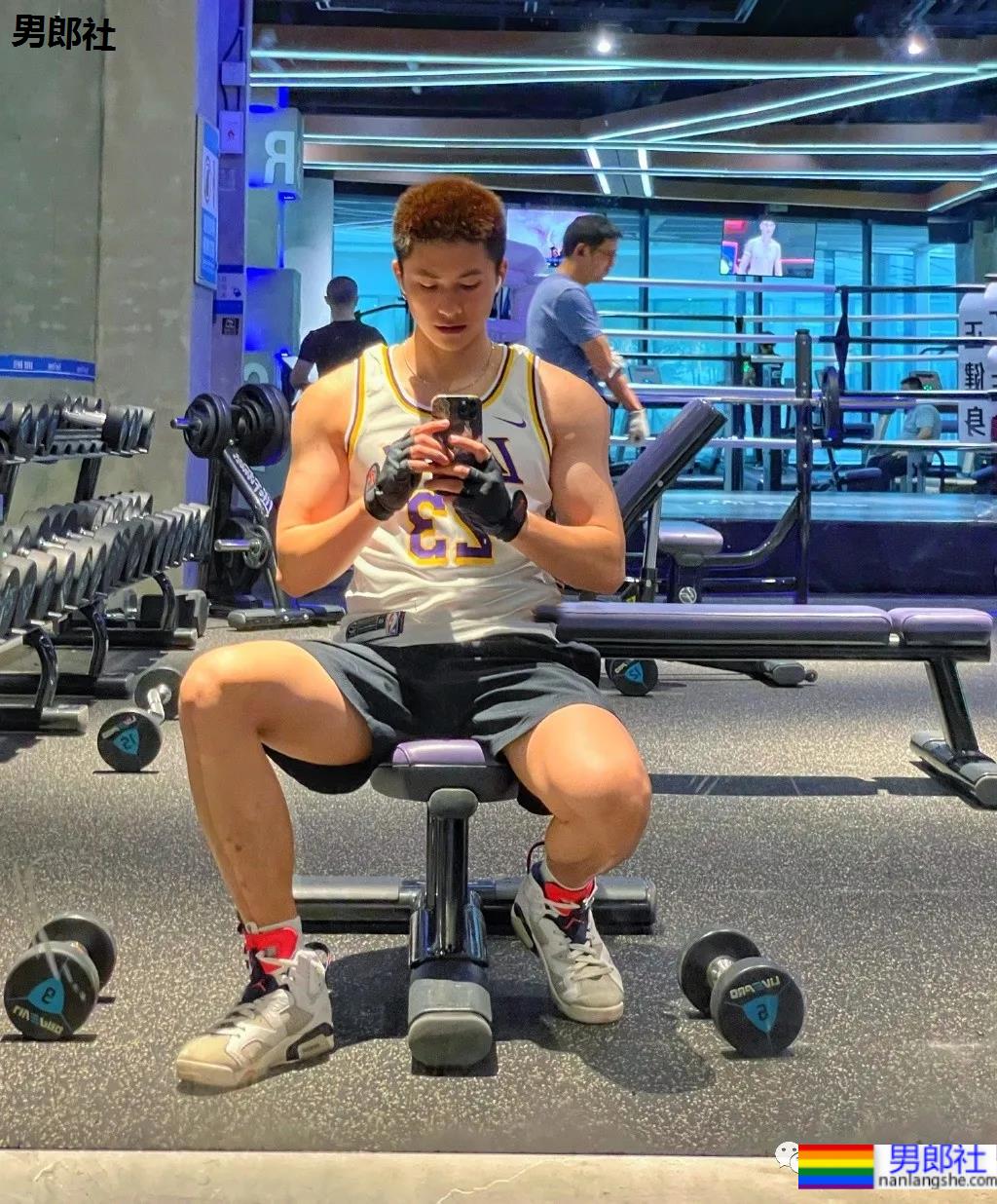 与林丹合照的海军帅小伙被扒到了，退役后小胸肌越练越大了 - 51虹马