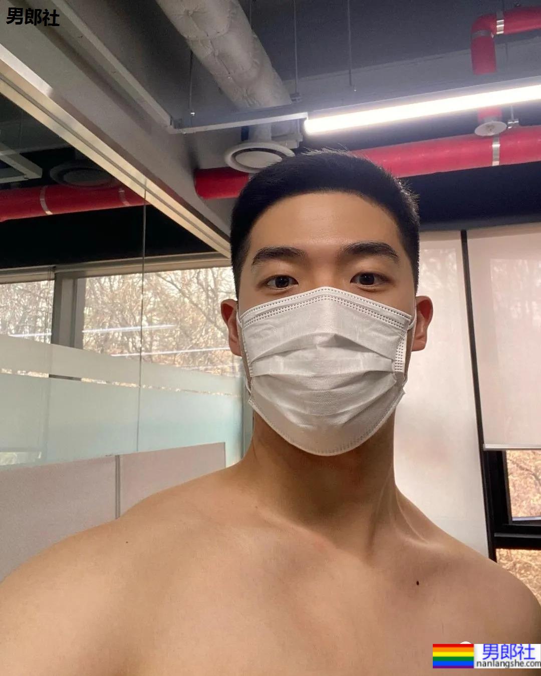 186CM男模摘掉口罩被嘲太丑,现在的颜值标准真的好高啊?-51虹马