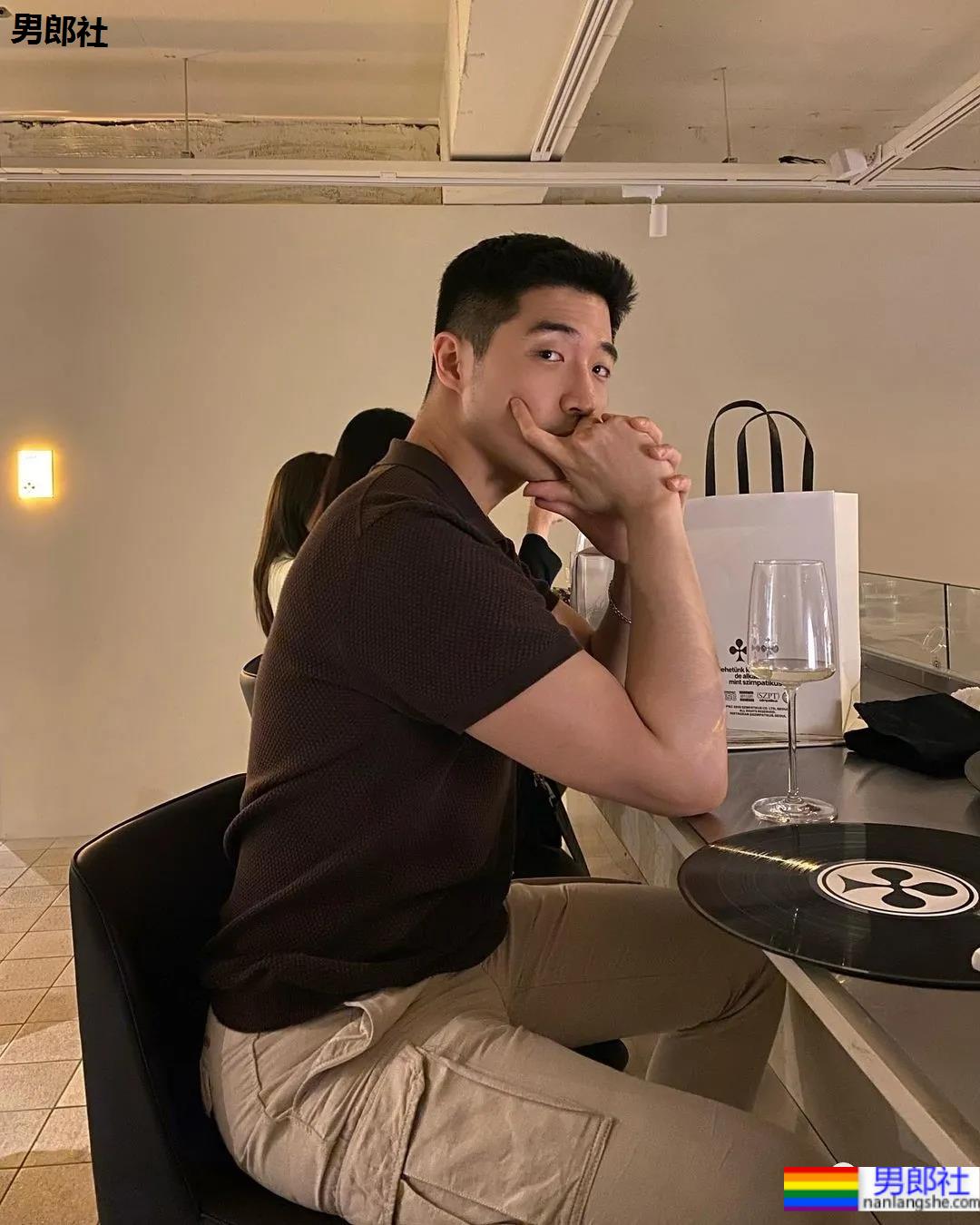 186CM男模摘掉口罩被嘲太丑,现在的颜值标准真的好高啊? - 51虹马 186CM男模摘掉口罩被嘲太丑,现在的颜值标准真的好高啊? - 51虹马