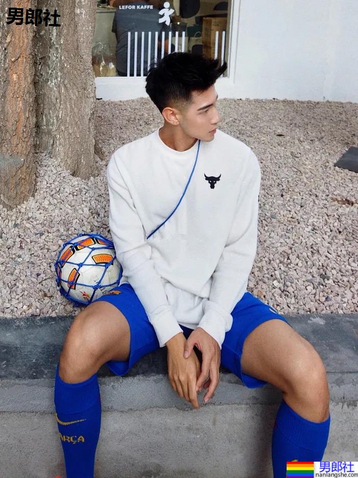 足球小哥不穿衣服也太好看了，这小胸肌藏不住了 - 51虹马