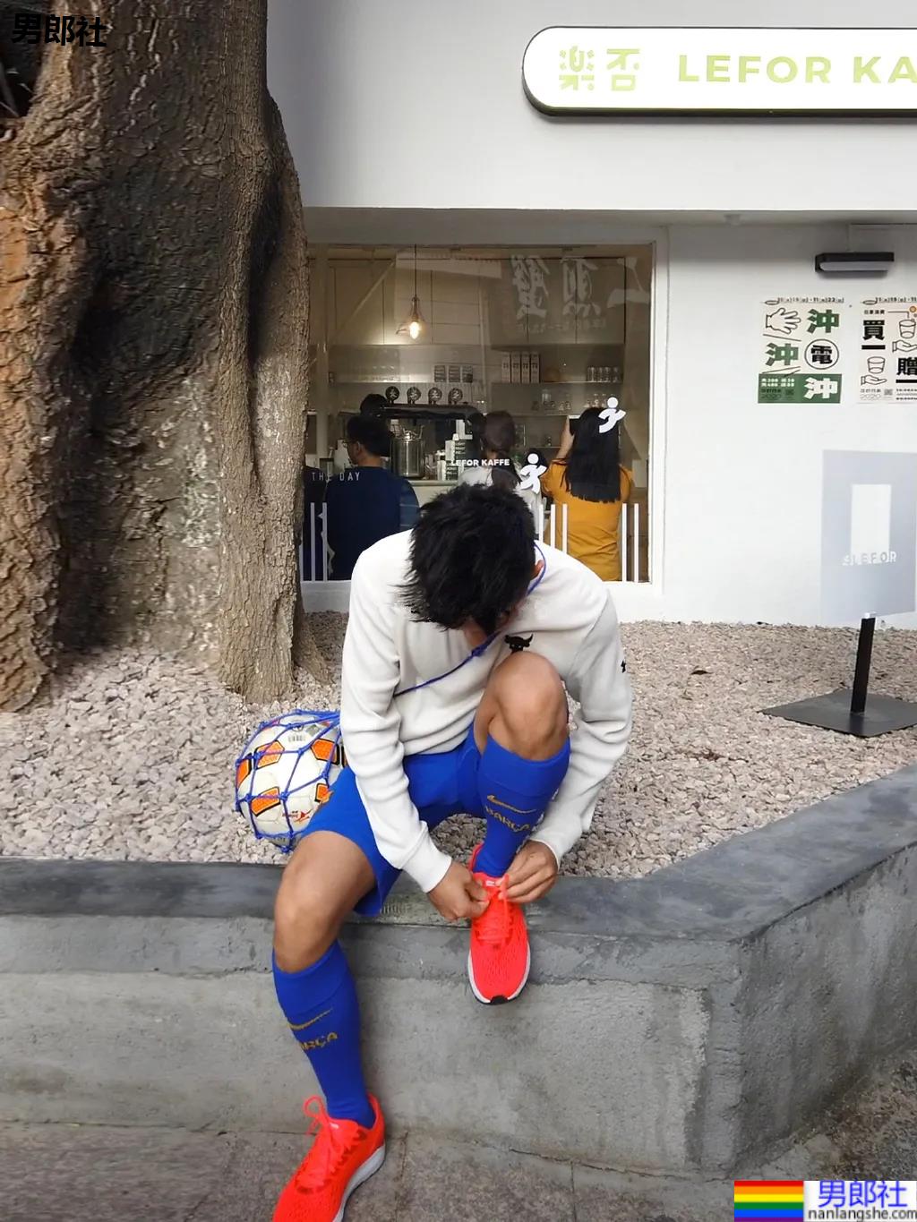 足球小哥不穿衣服也太好看了，这小胸肌藏不住了 - 51虹马