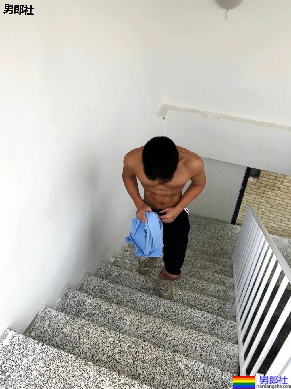 足球小哥不穿衣服也太好看了，这小胸肌藏不住了 - 51虹马