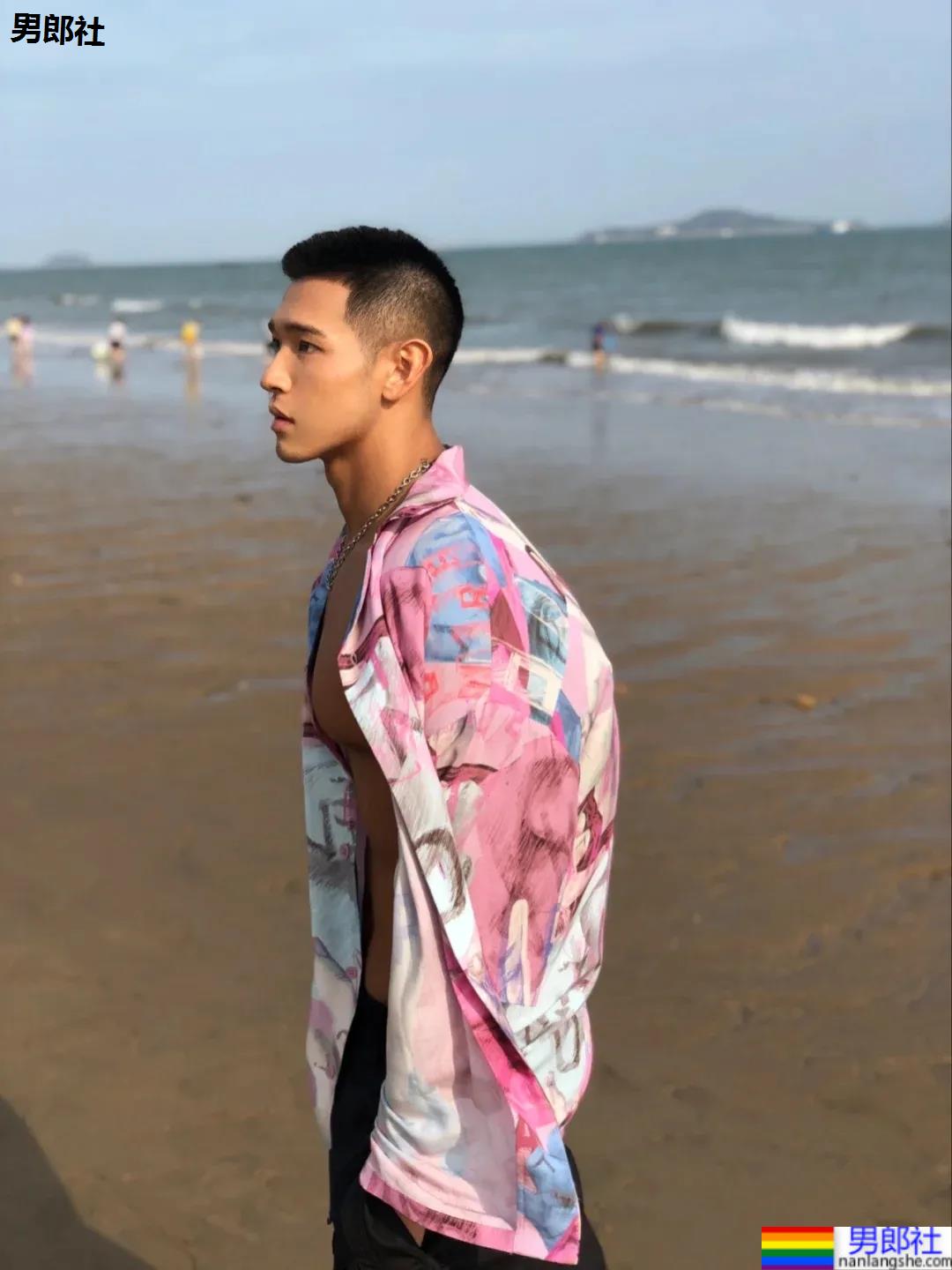 足球小哥不穿衣服也太好看了，这小胸肌藏不住了 - 51虹马