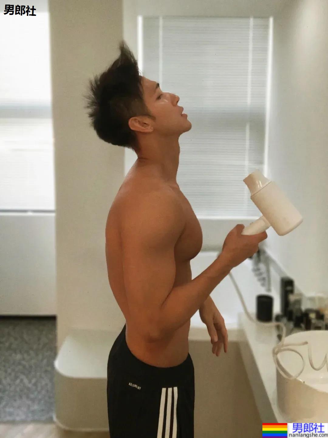 足球小哥不穿衣服也太好看了，这小胸肌藏不住了 - 51虹马