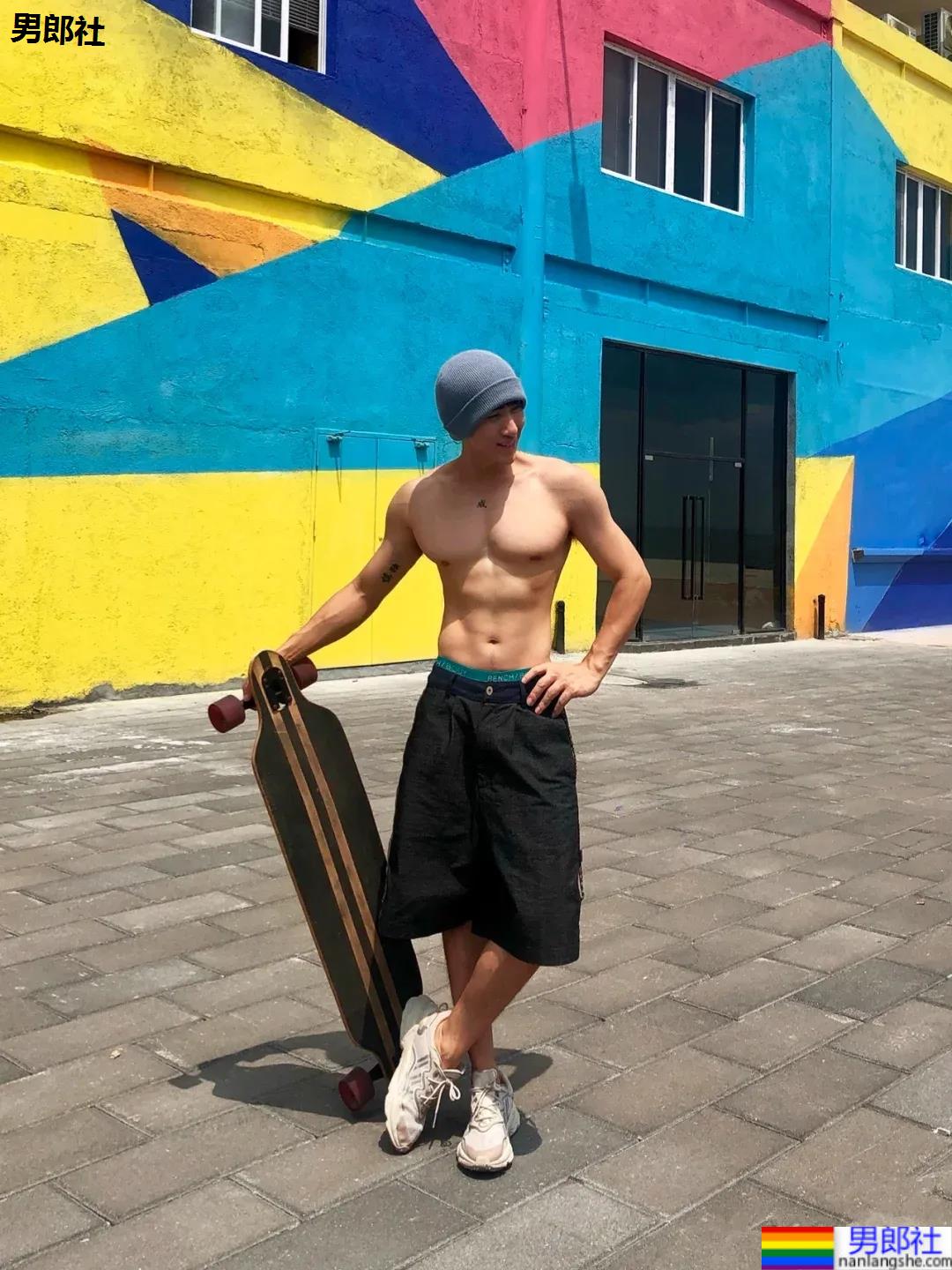 足球小哥不穿衣服也太好看了，这小胸肌藏不住了 - 51虹马