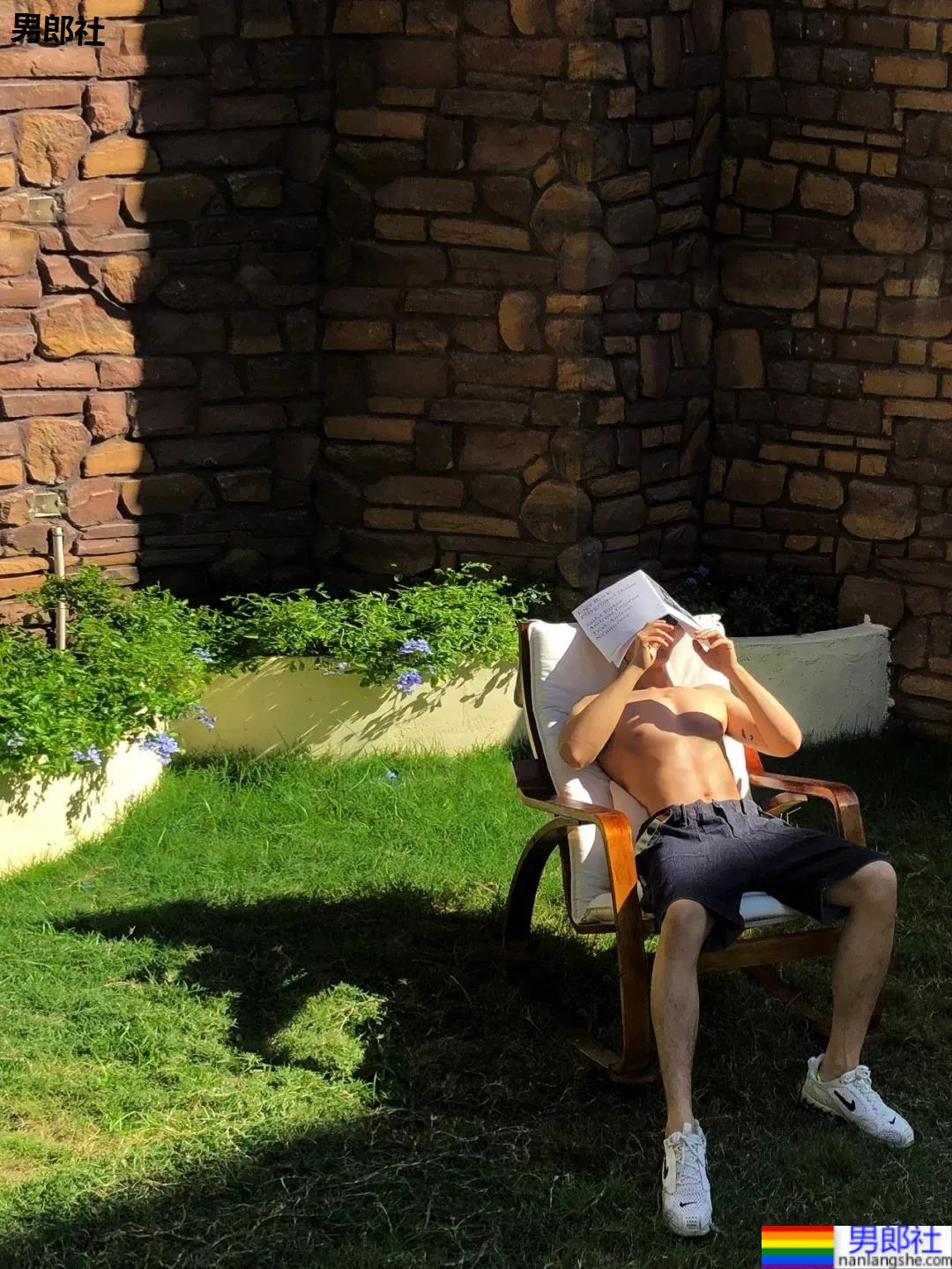 足球小哥不穿衣服也太好看了，这小胸肌藏不住了 - 51虹马