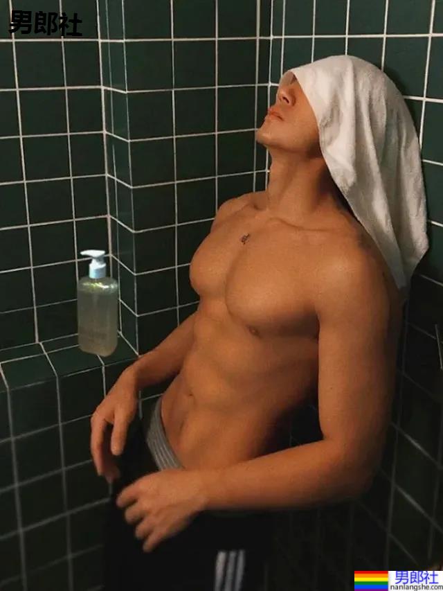 足球小哥不穿衣服也太好看了，这小胸肌藏不住了 - 51虹马