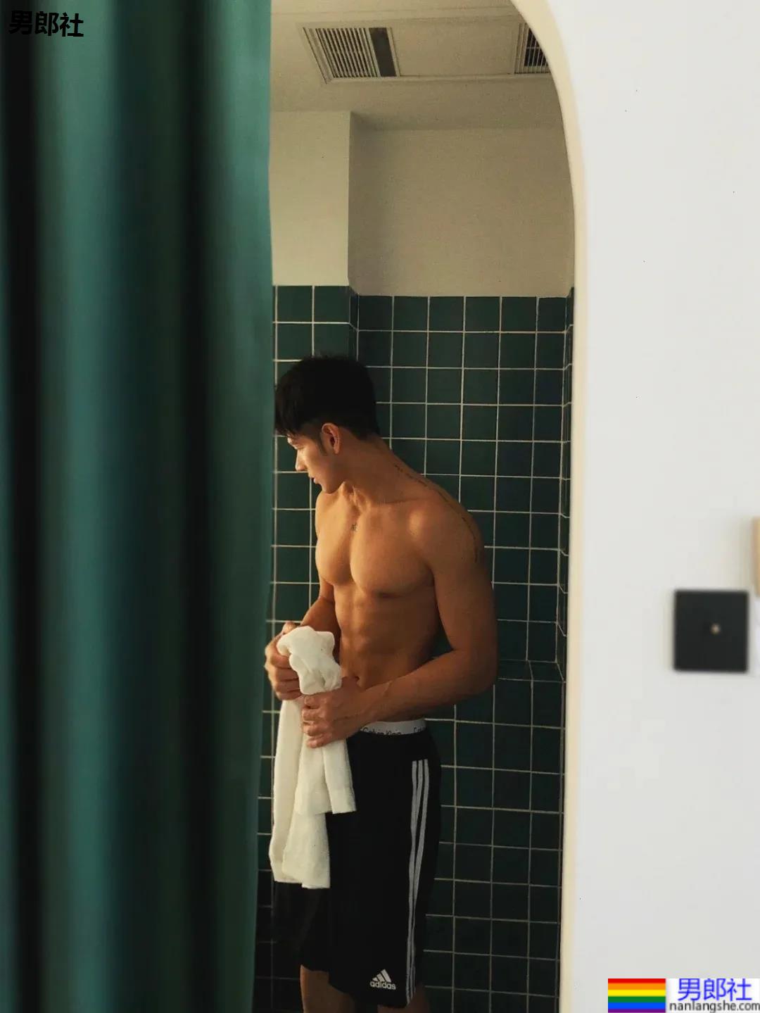 足球小哥不穿衣服也太好看了，这小胸肌藏不住了 - 51虹马