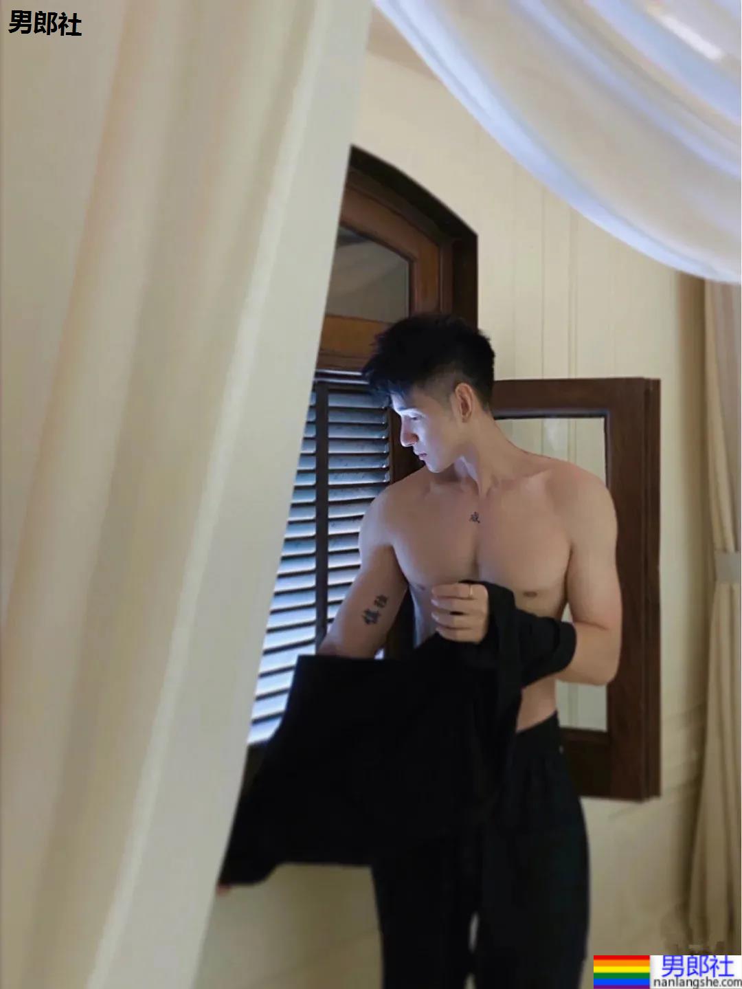 足球小哥不穿衣服也太好看了，这小胸肌藏不住了 - 51虹马