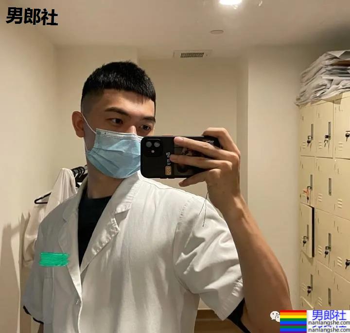 广州学医的篮球小哥哥太惹火！不穿衣服的自拍真真好看 - 51虹马