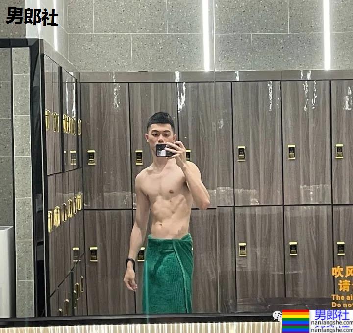 广州学医的篮球小哥哥太惹火！不穿衣服的自拍真真好看 - 51虹马