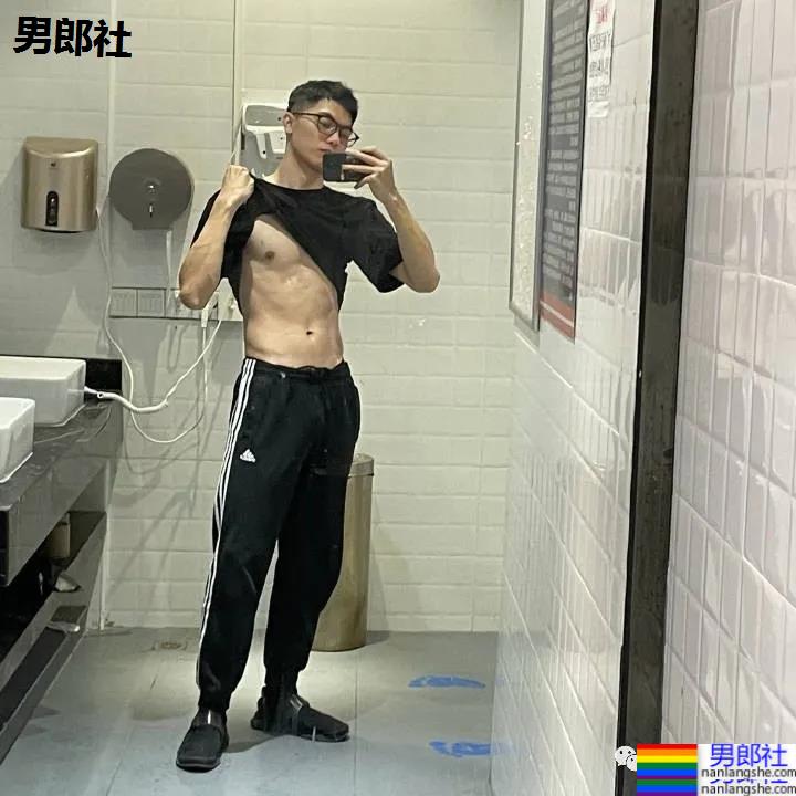 广州学医的篮球小哥哥太惹火！不穿衣服的自拍真真好看 - 51虹马