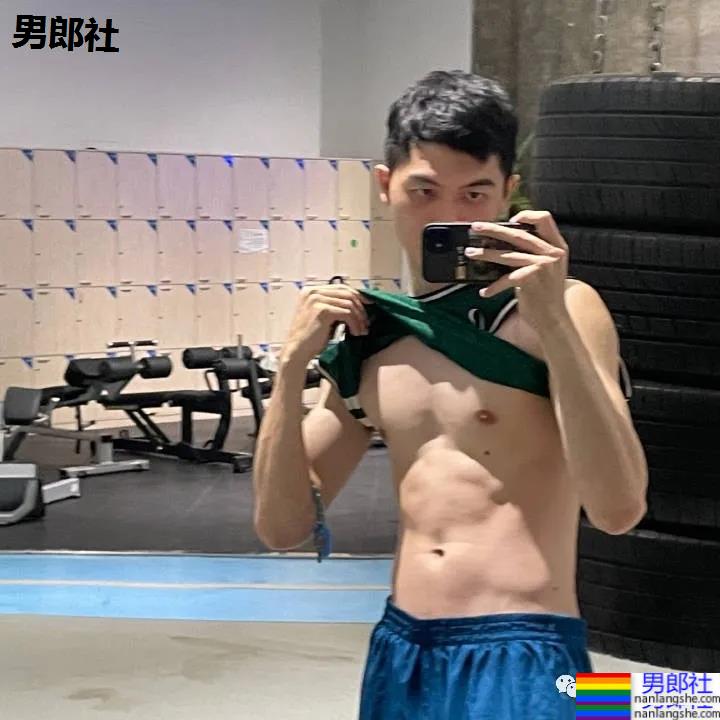 广州学医的篮球小哥哥太惹火！不穿衣服的自拍真真好看 - 51虹马