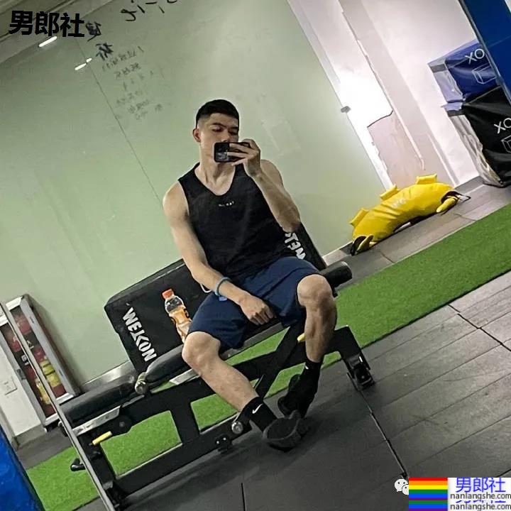 广州学医的篮球小哥哥太惹火！不穿衣服的自拍真真好看 - 51虹马