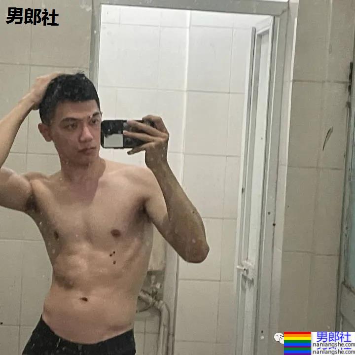 广州学医的篮球小哥哥太惹火！不穿衣服的自拍真真好看 - 51虹马