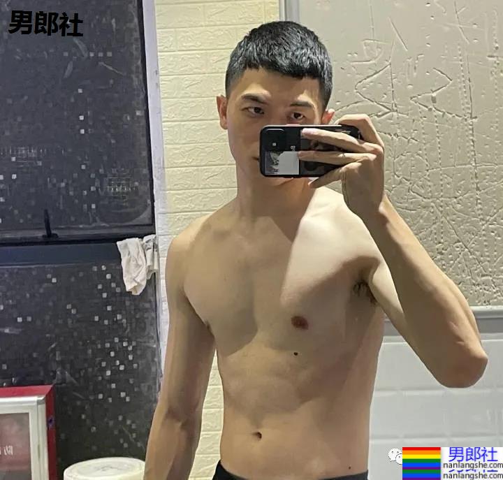 广州学医的篮球小哥哥太惹火！不穿衣服的自拍真真好看 - 51虹马