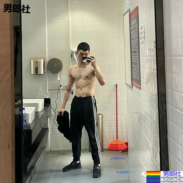 广州学医的篮球小哥哥太惹火！不穿衣服的自拍真真好看 - 51虹马