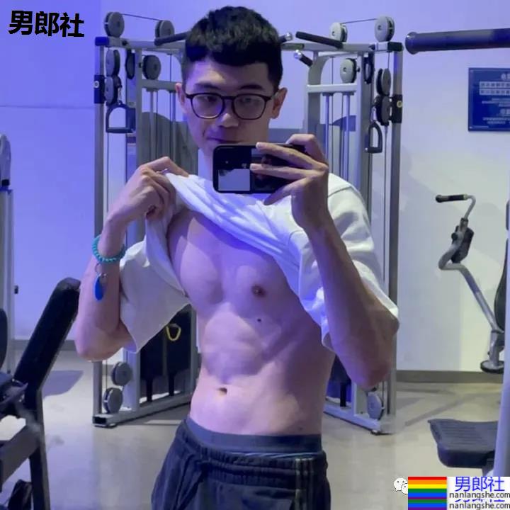 广州学医的篮球小哥哥太惹火！不穿衣服的自拍真真好看 - 51虹马