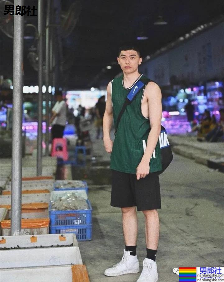 广州学医的篮球小哥哥太惹火！不穿衣服的自拍真真好看 - 51虹马