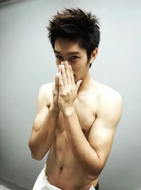 被小S检查腹肌的棒球体育生新剧火了!网友:身材好到男的都会沦陷! - 51虹马 被小S检查腹肌的棒球体育生新剧火了!网友:身材好到男的都会沦陷! - 51虹马