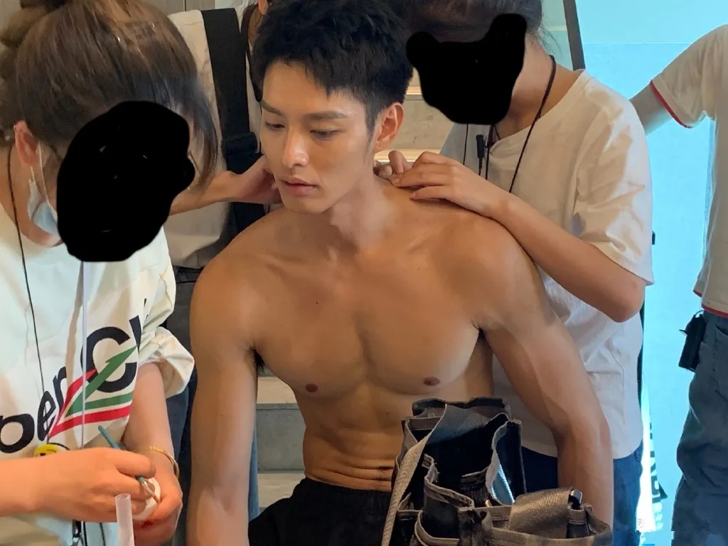 被小S检查腹肌的棒球体育生新剧火了!网友:身材好到男的都会沦陷! - 51虹马 被小S检查腹肌的棒球体育生新剧火了!网友:身材好到男的都会沦陷! - 51虹马