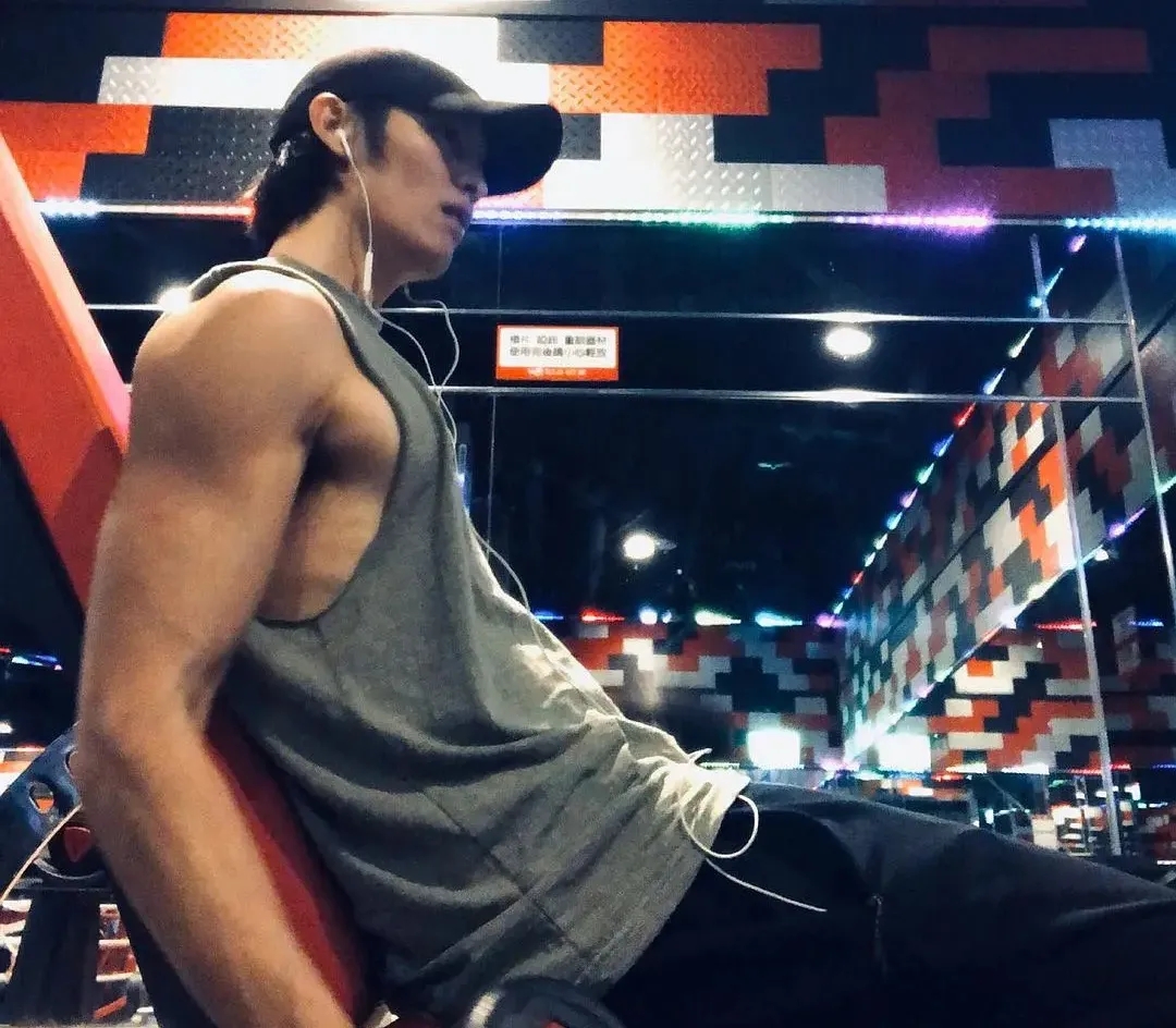 被小S检查腹肌的棒球体育生新剧火了!网友:身材好到男的都会沦陷! - 51虹马 被小S检查腹肌的棒球体育生新剧火了!网友:身材好到男的都会沦陷! - 51虹马