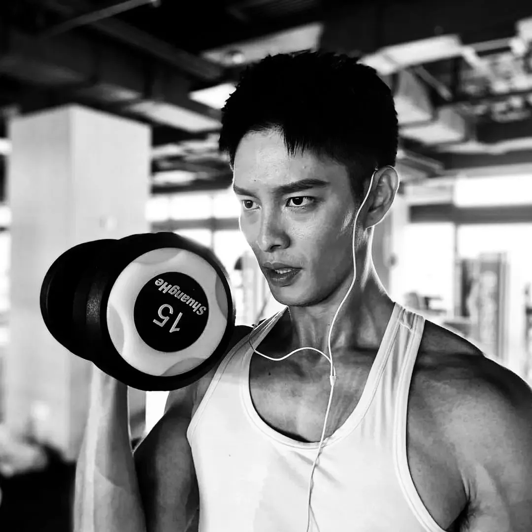 被小S检查腹肌的棒球体育生新剧火了!网友:身材好到男的都会沦陷! - 51虹马 被小S检查腹肌的棒球体育生新剧火了!网友:身材好到男的都会沦陷! - 51虹马