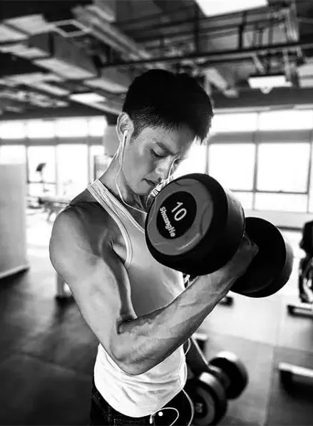 被小S检查腹肌的棒球体育生新剧火了!网友:身材好到男的都会沦陷! - 51虹马 被小S检查腹肌的棒球体育生新剧火了!网友:身材好到男的都会沦陷! - 51虹马